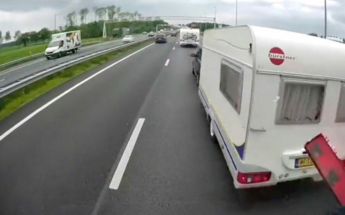 Vakantieganger met caravan heeft lak aan het overige verkeer en wisselt ‘gewoon’ van baan