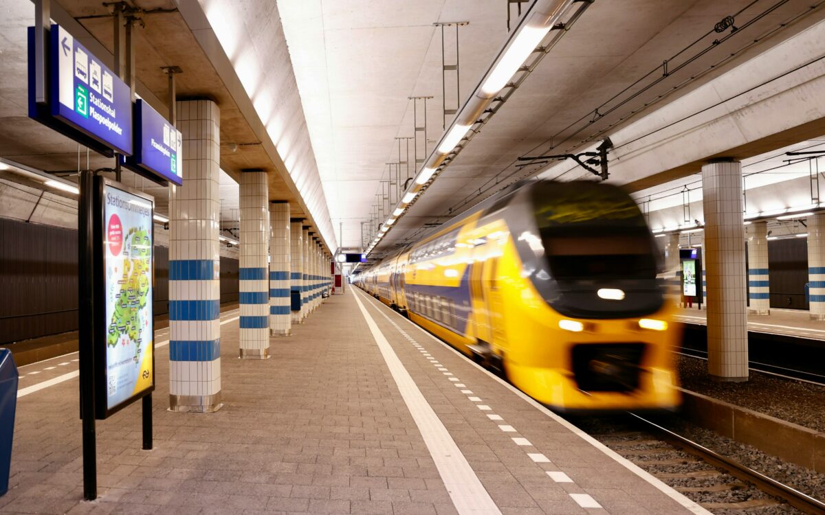 NS-conductrice zwaar mishandeld door groep jongeren in trein: geschopt, geslagen en van trap geduwd