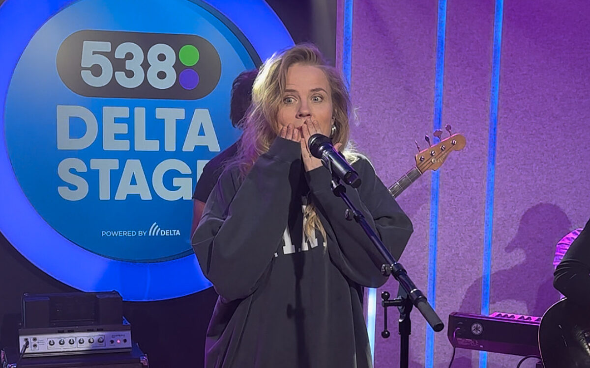 Oeps: Ilse DeLange zingt sterren van de hemel, dan gaat haar wekker