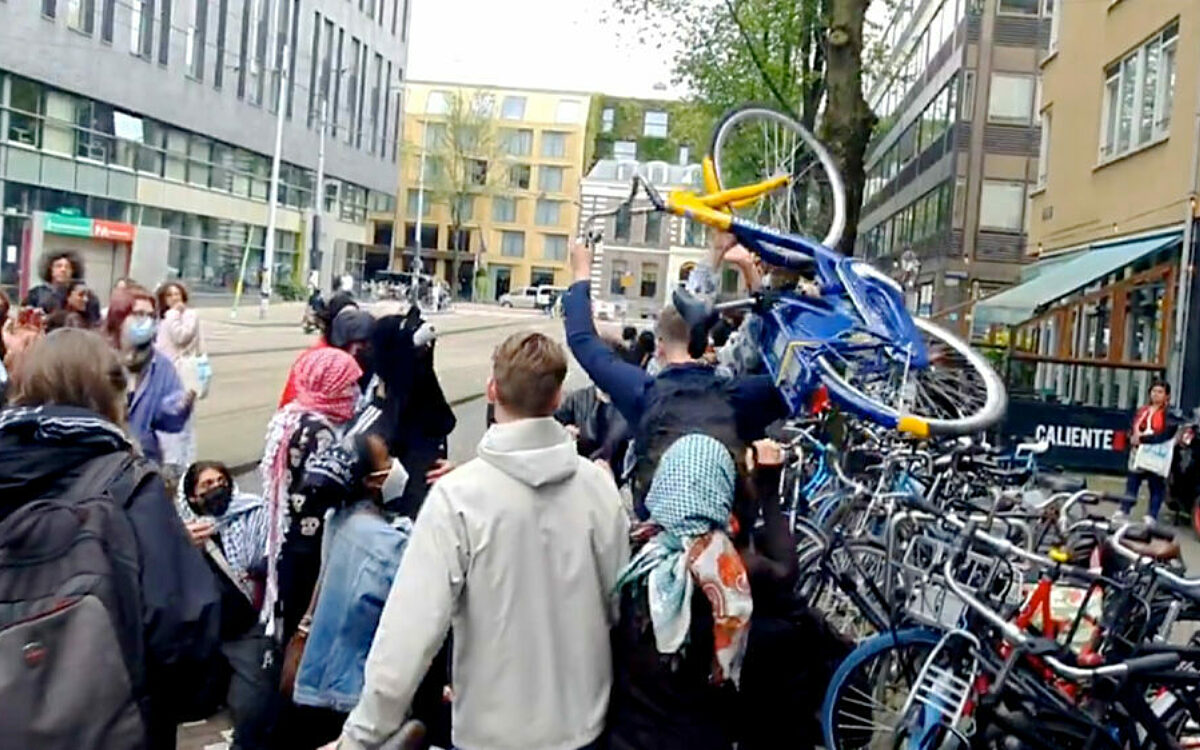 Automobilist en fietser hebben lak aan pro-Palestinamars, stoppen niet voor blokkade