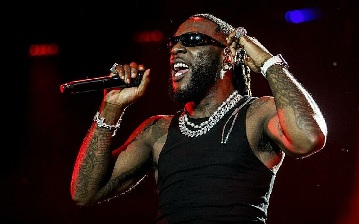 Weer te laat, maar nu is hij er wél: Burna Boy zet GelreDome op de kop