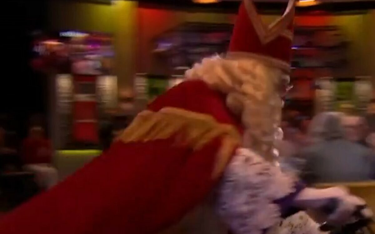 Sinterklaas bestormt VandaagInside-studio met fatbike: 'Kijk uit, g*dverdomme!'