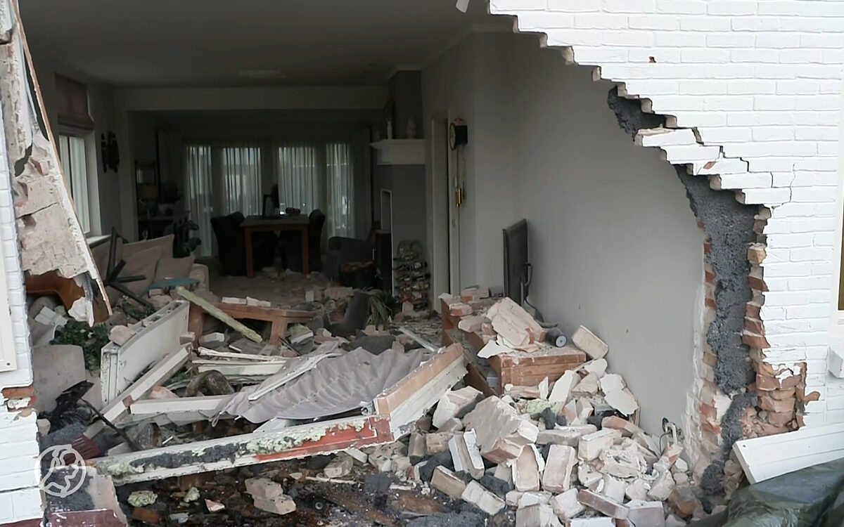 Video: Auto op woning ingereden in Wijchen