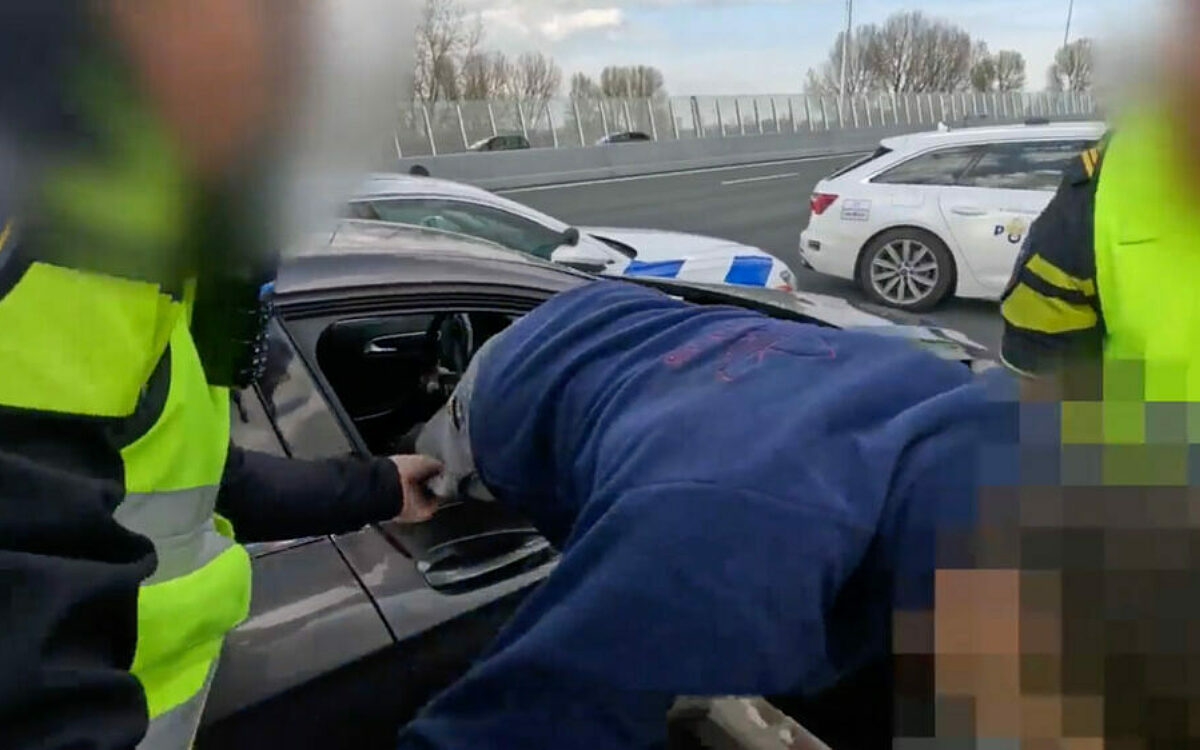 Dashcam-compilatie Ep3: Minderjarig tuig uit gestolen auto getrokken