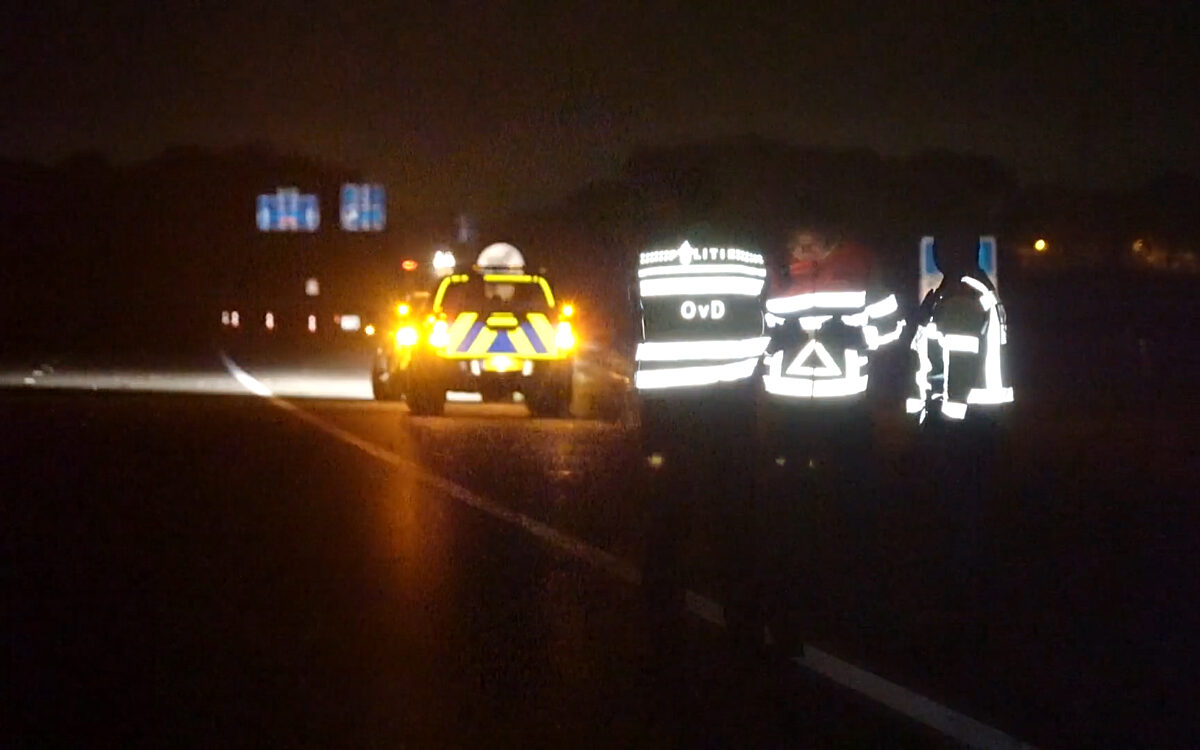 Spookrijder veroorzaakt ongeval op A28 en raakt zelf gewond, snelweg tijdelijk dicht