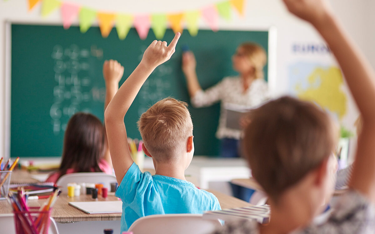 Basisschoolleraar kraakt ‘linkse’ lespakketten: ‘Dat is iets voor de opvoeding thuis’