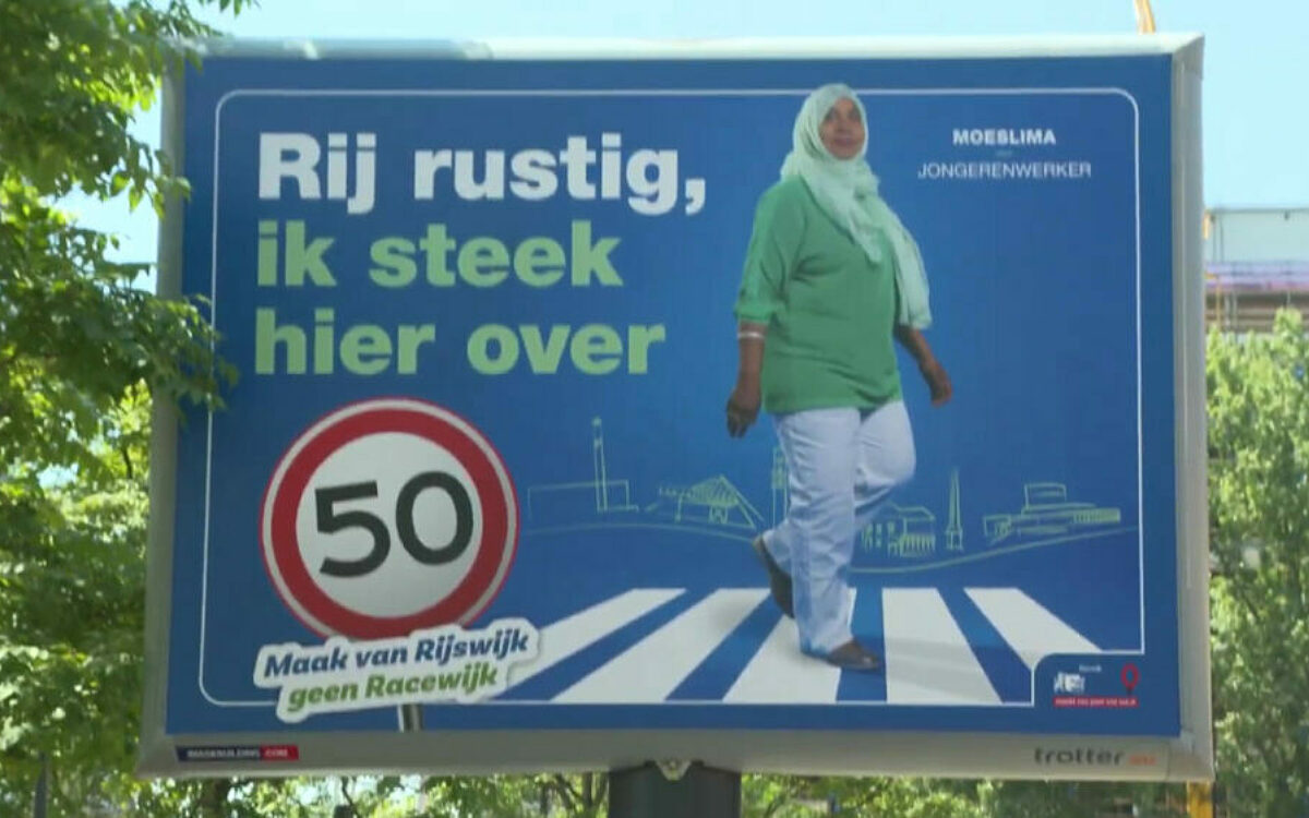 Woede in Rijswijk vanwege vrouw met hoofddoek op verkeersbord, gemeente verontwaardigd