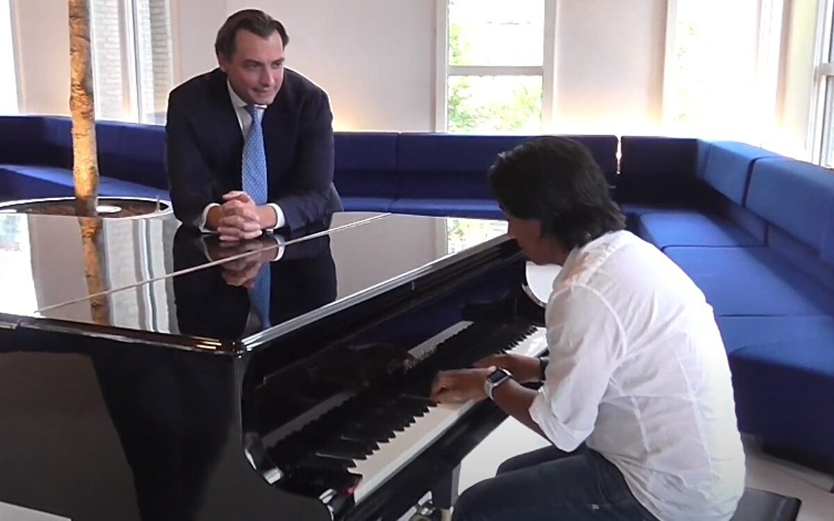 Aanval met glazen fles op Thierry Baudet in Groningen