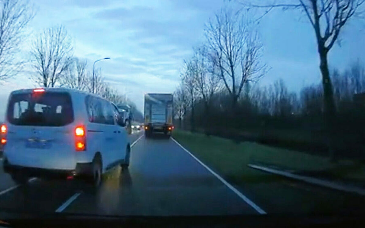 Taxibusje kiest voor debiele inhaalactie in Nieuw-Vennep, ongeluk op nippertje voorkomen