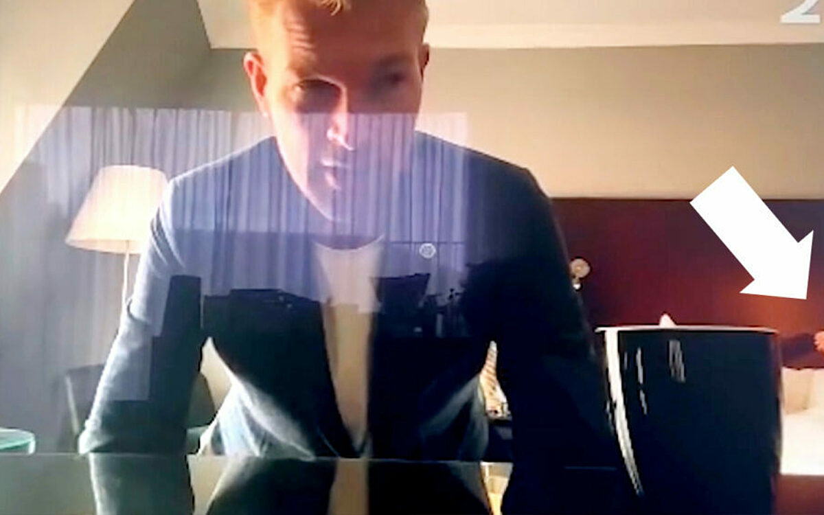 Betrapt op live-tv! Belgische verslaggever deelt hotel met een (andere) vrouw