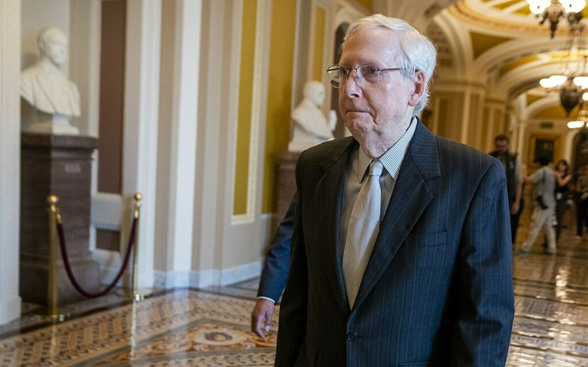 Republikein Mitch McConnell 'bevriest' opnieuw tijdens persconferentie