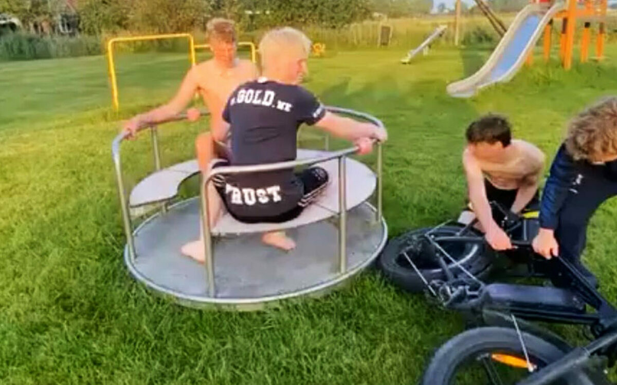 Jongen kopt kameraad door domme actie in draaitoestel met fatbike