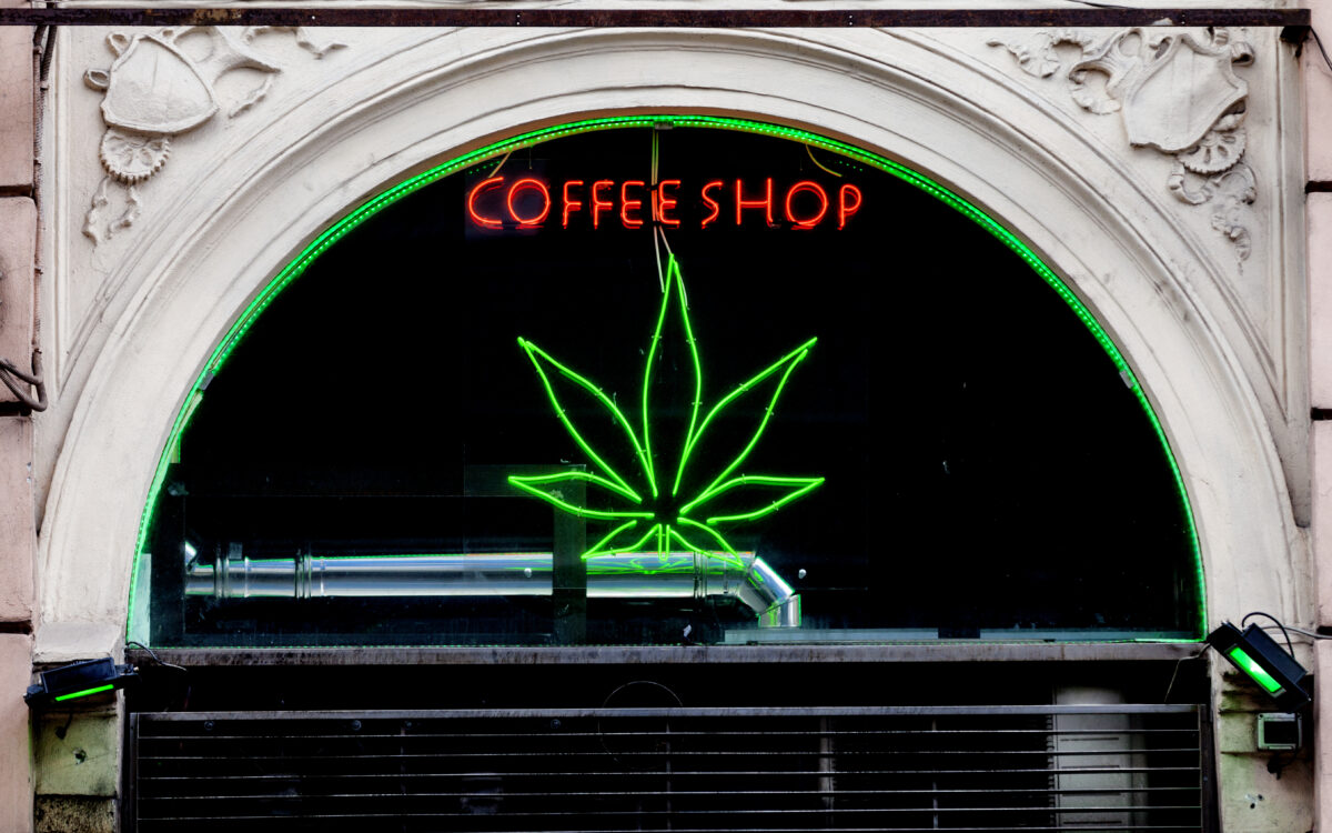 Schietpartij in coffeeshop Amsterdam, slachtoffer zwaargewond