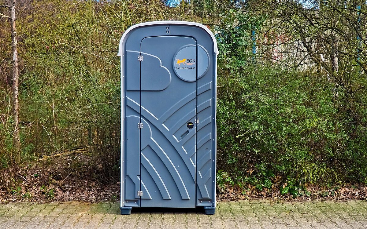 Dixi-wc geramd door vier auto’s op A20 bij Rotterdam