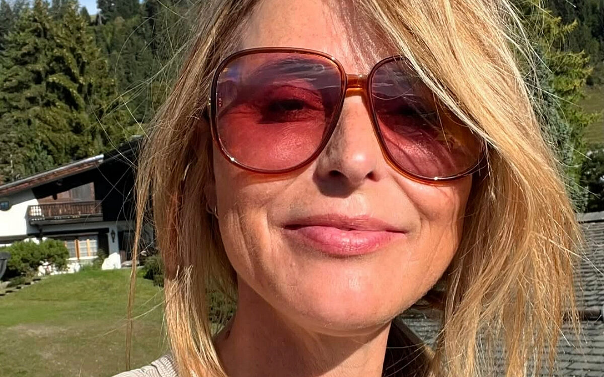 Schrijfster Heleen van Royen (59) verschijnt topless op pikante cover van magazine