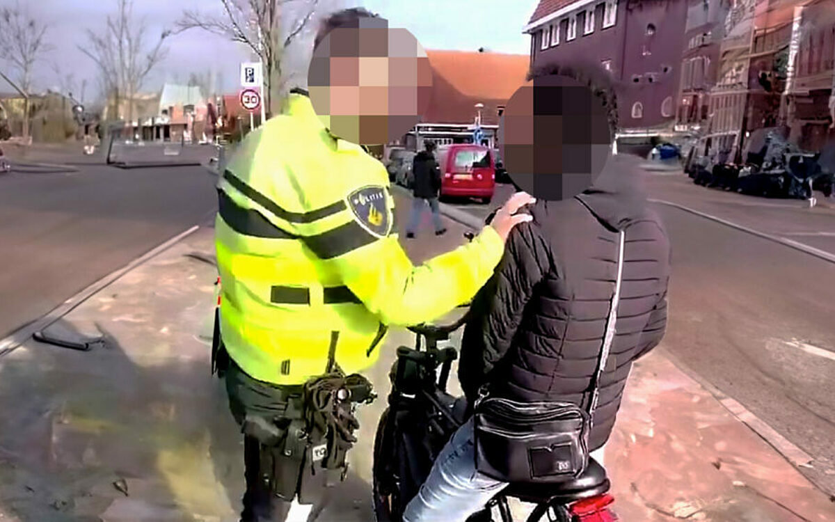 Man op fatbike daagt agent uit en leert zijn lesje