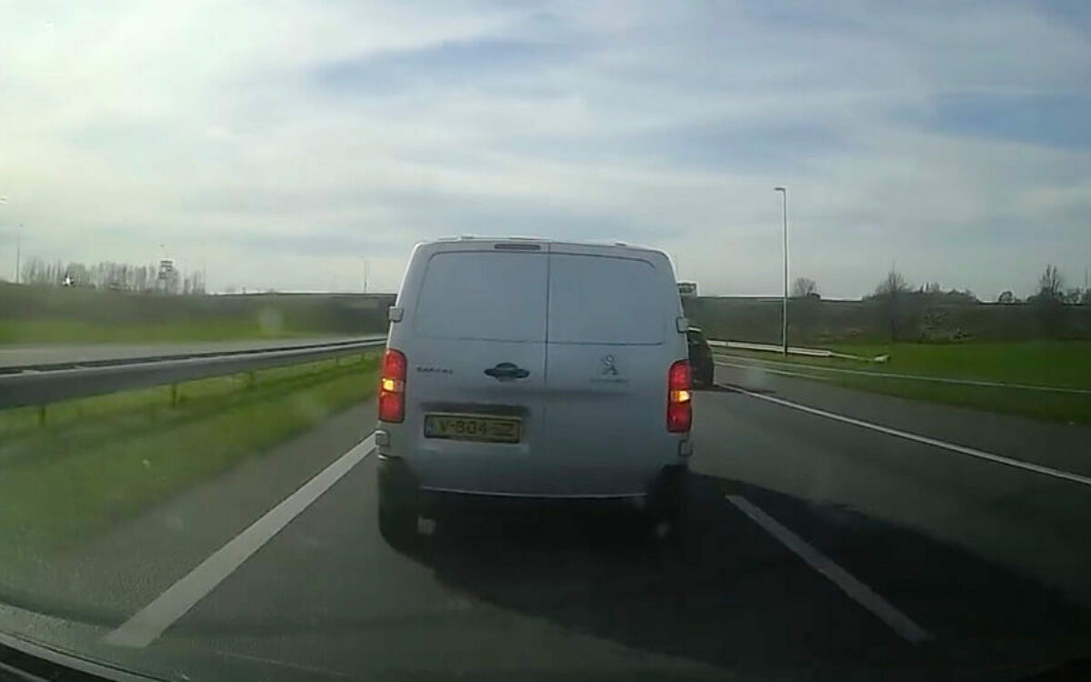 Automobilist heeft hardrijder in het vizier en gooit z’n busje ervoor