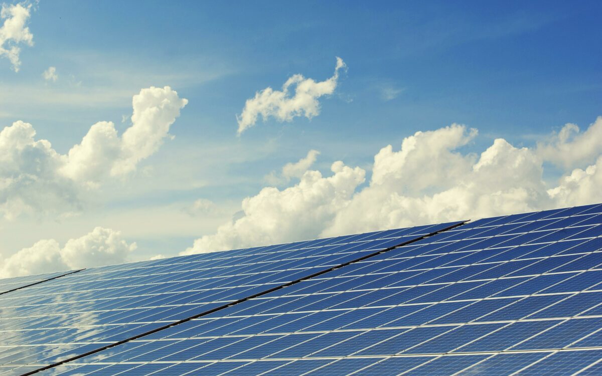 Energiebedrijven proberen op slinkse wijze mensen met zonnepanelen extra te laten betalen