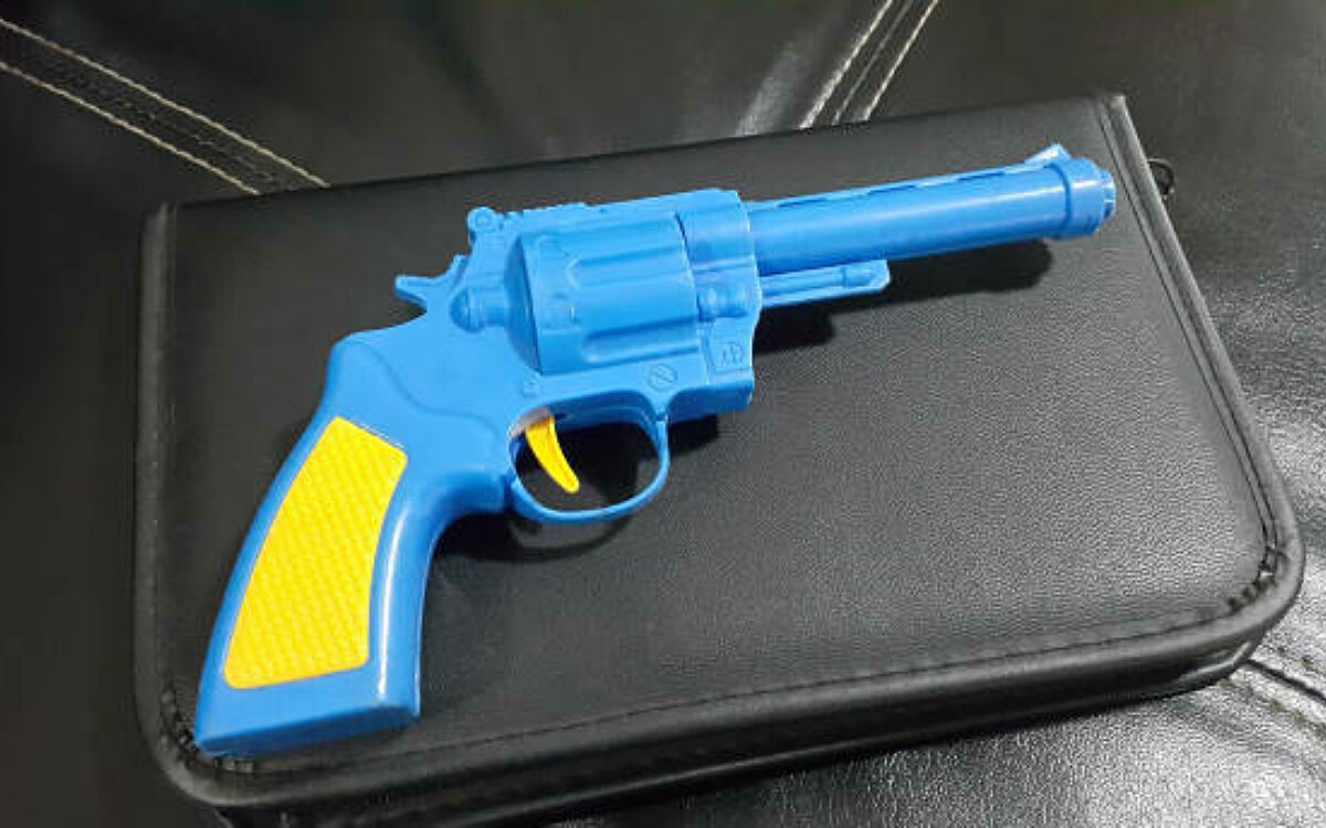 Jongeren met neppistool opgespoord nadat voorbijganger dacht dat het een echt wapen was