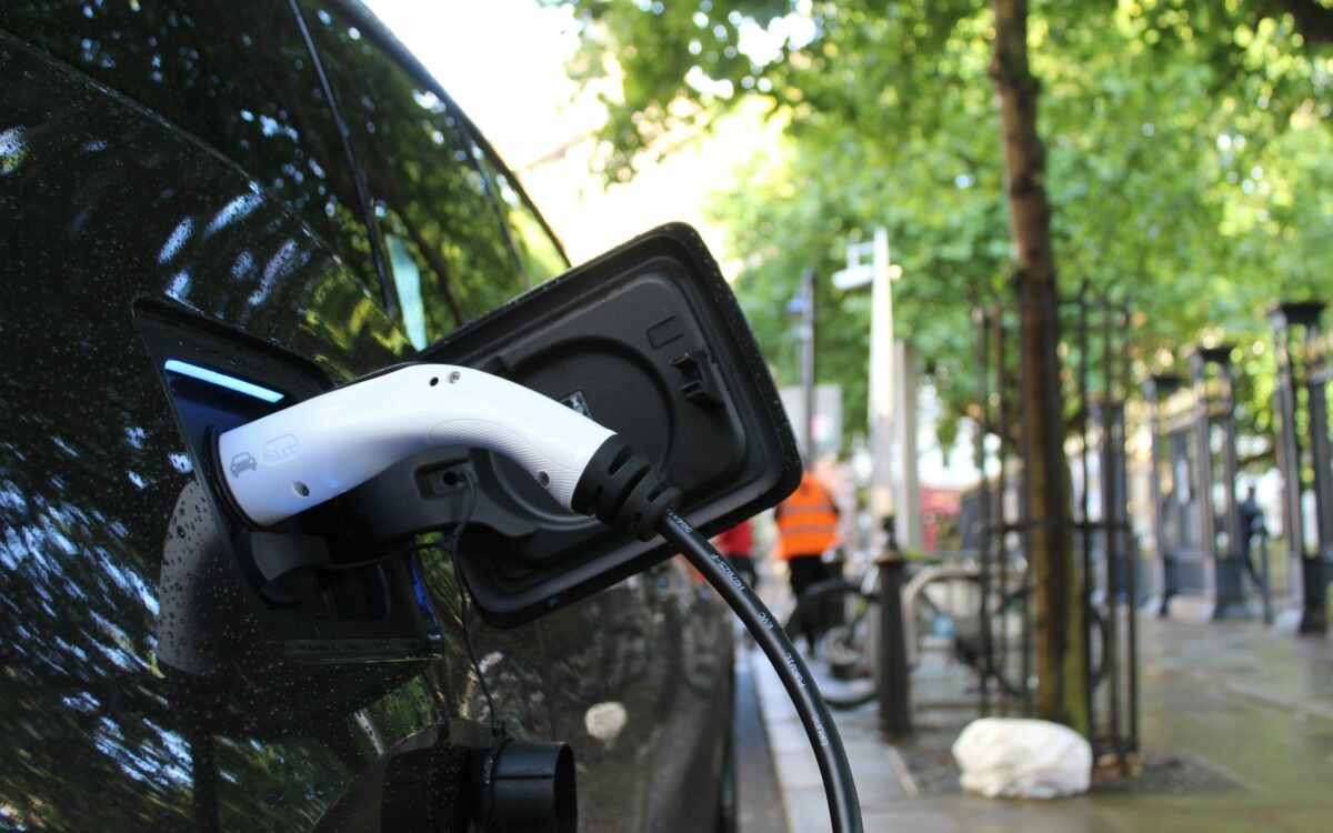Plakfolie met zonnecellen moet actieradius van stekkerauto’s fors vergroten