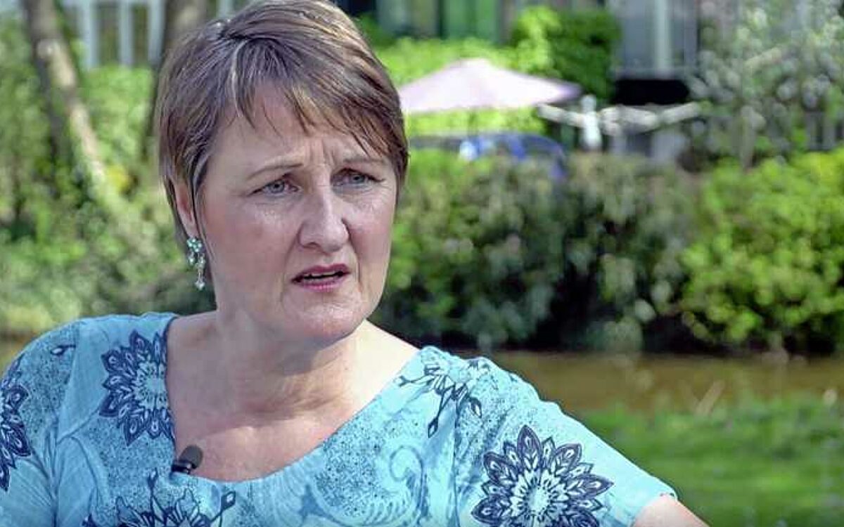 Complotgoeroe Janet Ossebaard (56) overleden