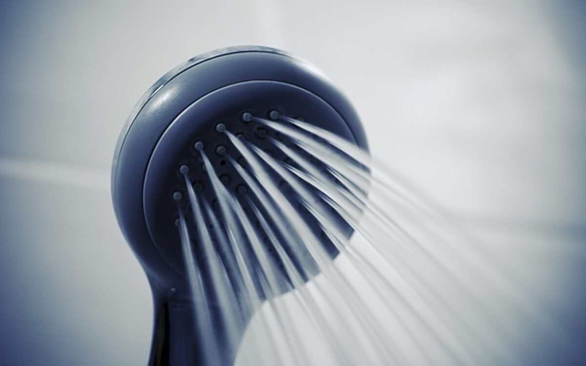Vader die zijn 5-jarige dochter onder de douche misbruikte, krijgt drie jaar cel