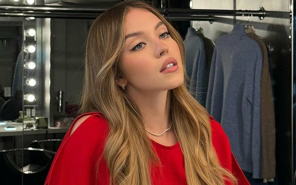 Sydney Sweeney schittert in rode look voor Armani Beauty