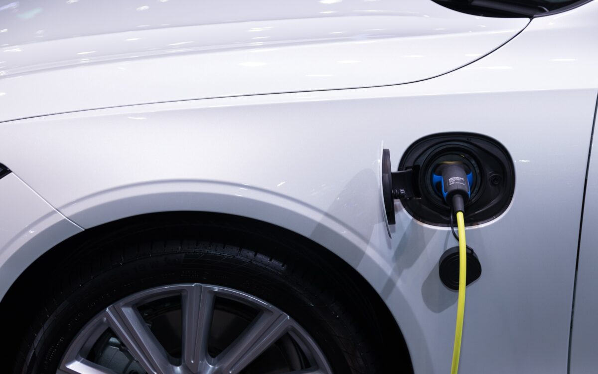 Eigenaar elektrische auto blijkt vooral man van middelbare leeftijd met hoog salaris
