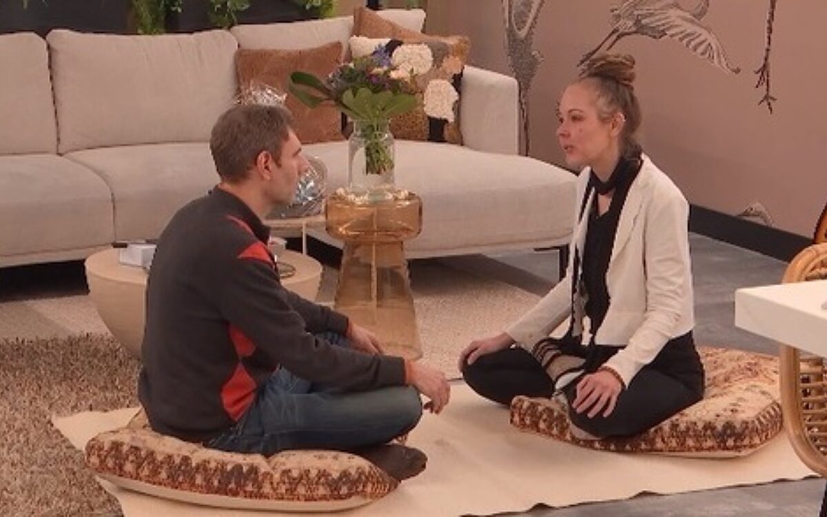 Ondertussen in Lang Leve de Liefde: Martin wordt door Namaya uitgenodigd voor eye gazing-therapie