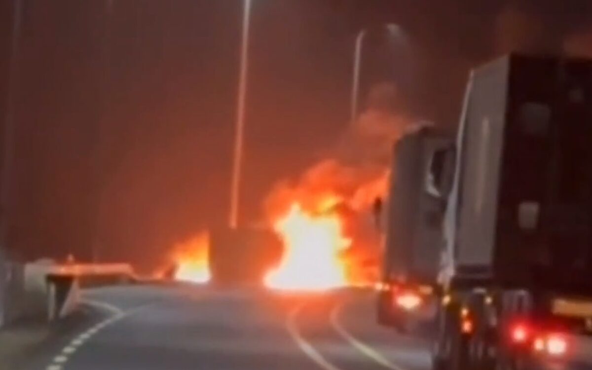 Vrachtwagen kantelt en vliegt in brand in Rotterdam
