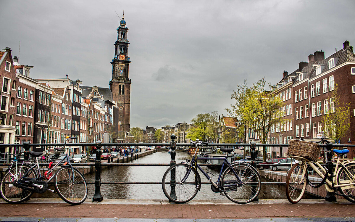 Woning beschadigd na explosie in Amsterdam