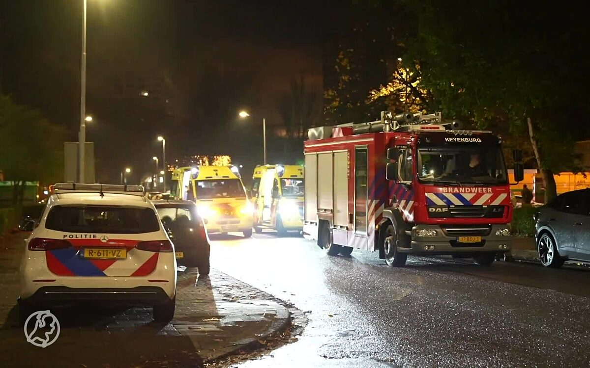 Video: Uitslaande brand in flat Rotterdam, twee bewoners naar ziekenhuis