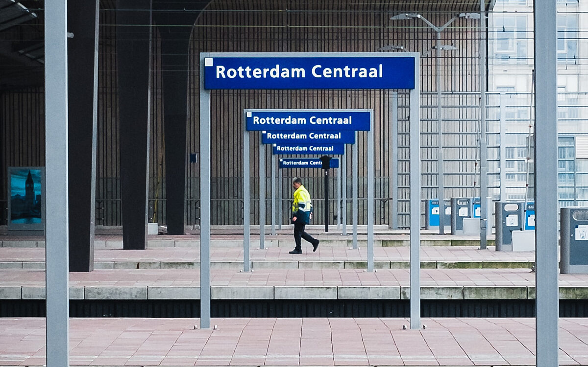 Pistool gaat af in trein in Rotterdam, twee 18-jarigen opgepakt
