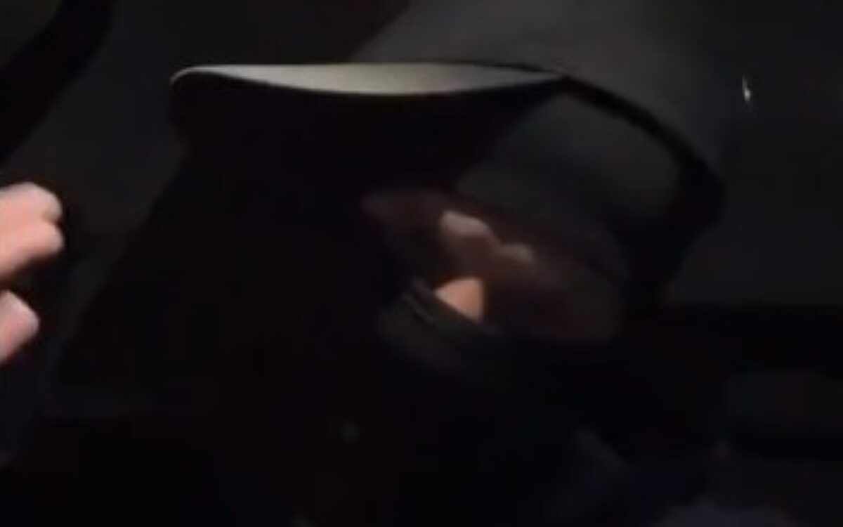 Video: Man zit drinkend achter het stuur tijdens livestream, tot de politie komt