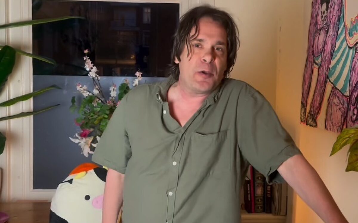 Video: Hans Teeuwen zingt Joods Nederland toe
