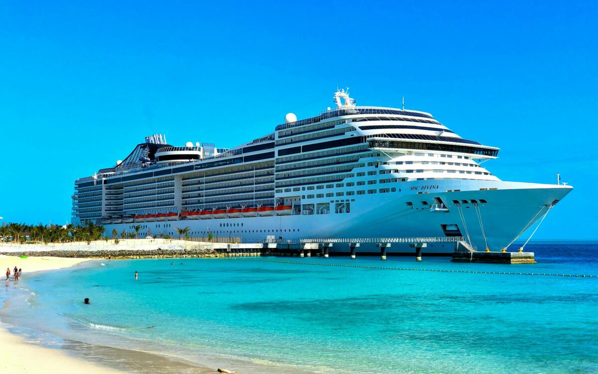 Medewerker cruiseschip kroop onder bedden om tienermeisjes te filmen