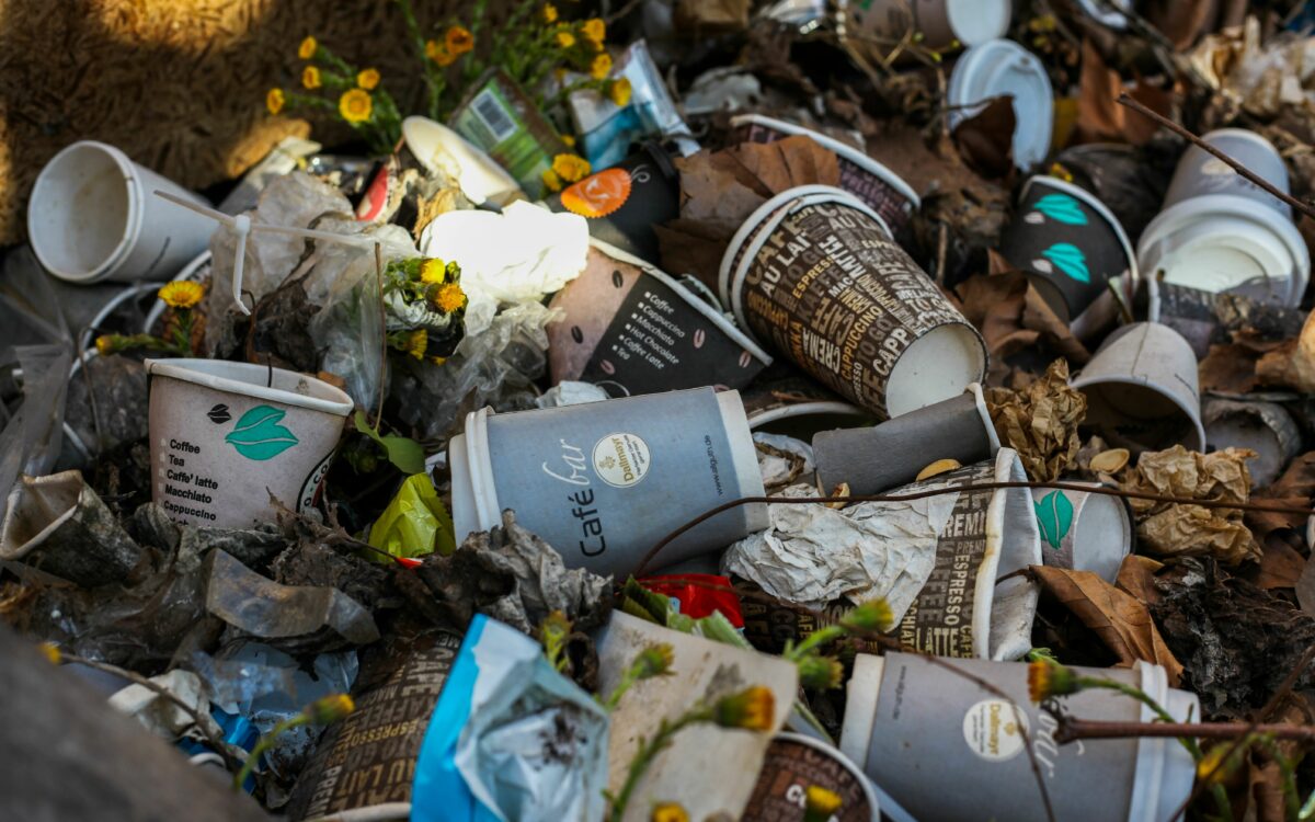 Lus A28 bezaaid met afval door gekantelde vuilniswagen