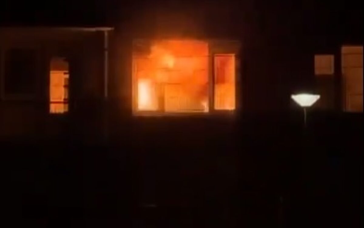 Video: Vandalen gooien vuurwerk in woning