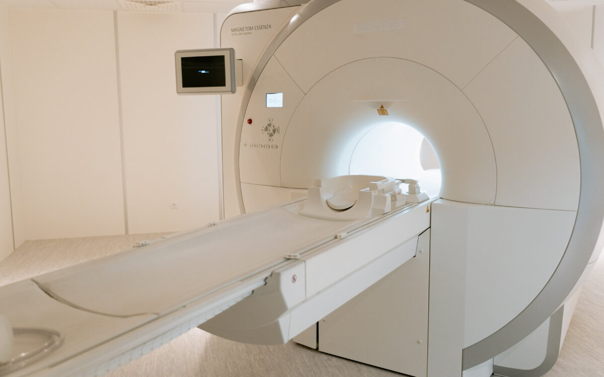 Vrouw smokkelt pistool mee MRI in en schiet zichzelf in de billen