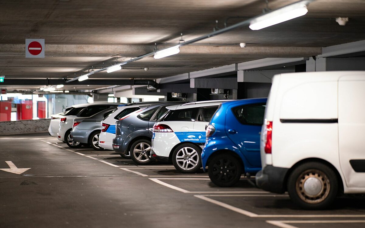 Video: Felle brand in parkeergarage onder Rotterdamse flat