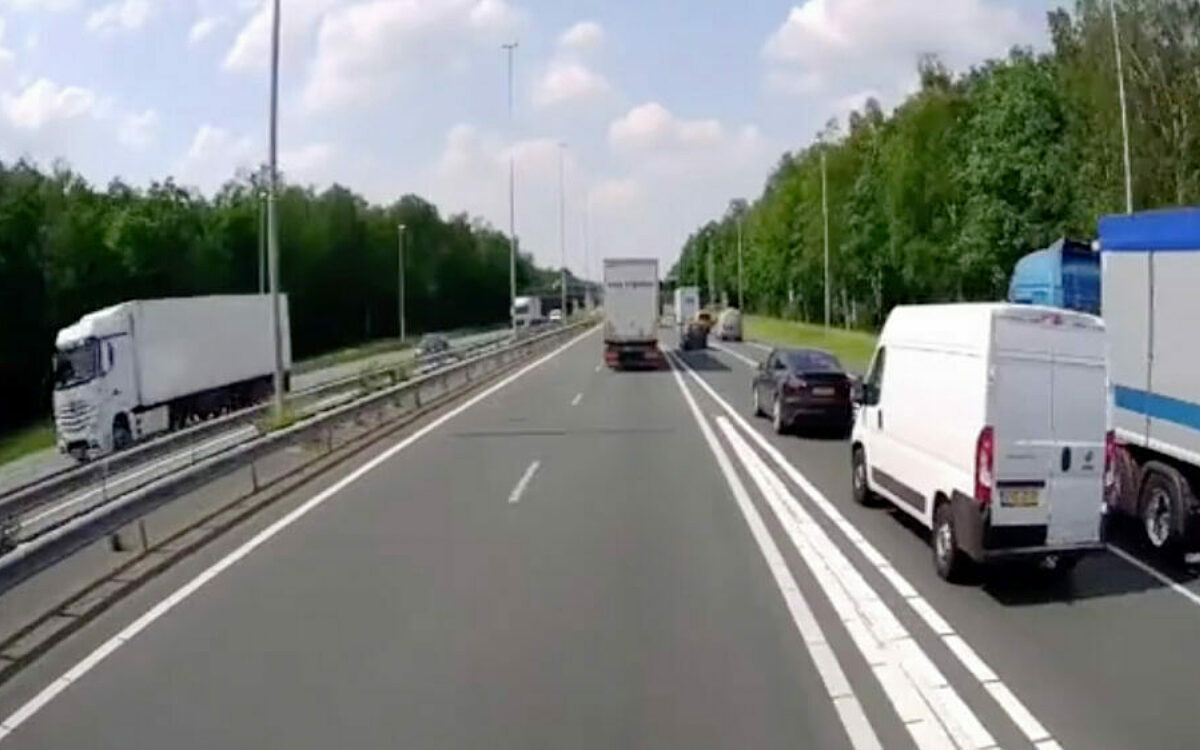 Automobilist eindigt tijdens het invoegen bijna tussen twee vrachtwagens