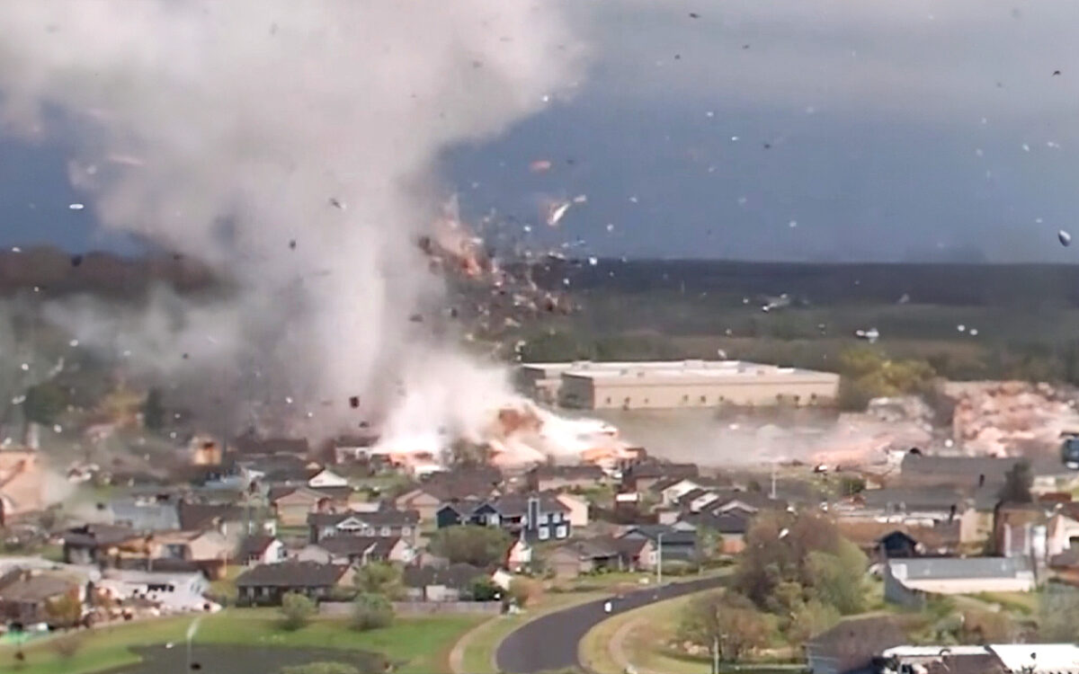 Extreme beelden van die keer dat een tornado een stad in Kansas verwoestte