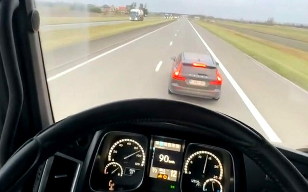 Video: Vrachtwagenchauffeur moet auto ontwijken die uit het niets vol op de rem trapt