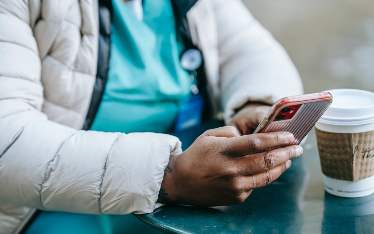 Vrouw overleden omdat zusters afgeleid zijn door telefoons