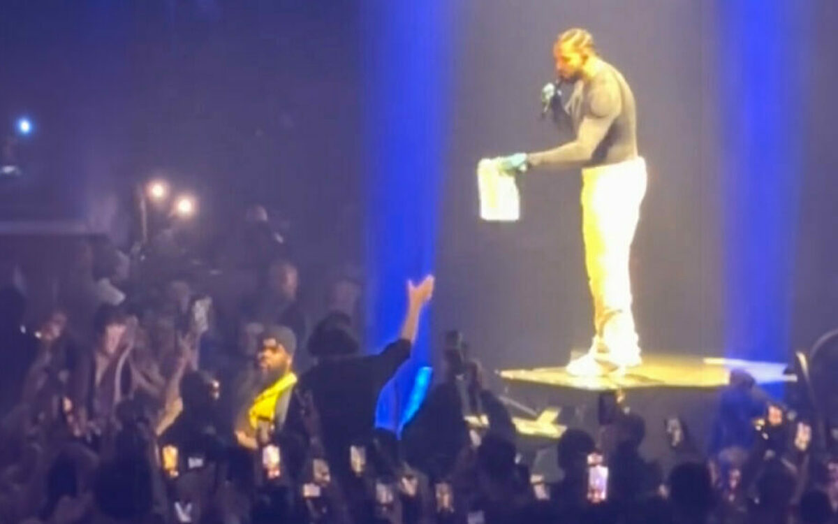 Video: Rapper Drake geeft 25.000 dollar aan vrouw uit het publiek
