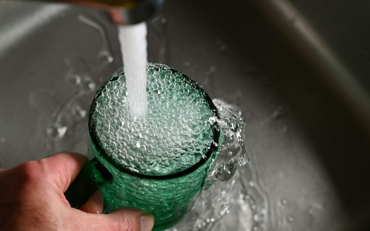 Vrouw in bijstand moet 100.000 euro betalen na ontdekking ‘extreem laag’ waterverbruik