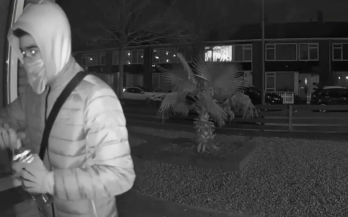 Zoek! Brandstichter in Beverwijk haarscherp vastgelegd, gezin ternauwernood ontsnapt
