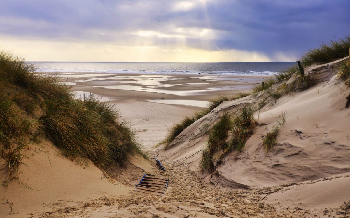Gestrande kotter na 3 weken eindelijk los van strand Zandvoort