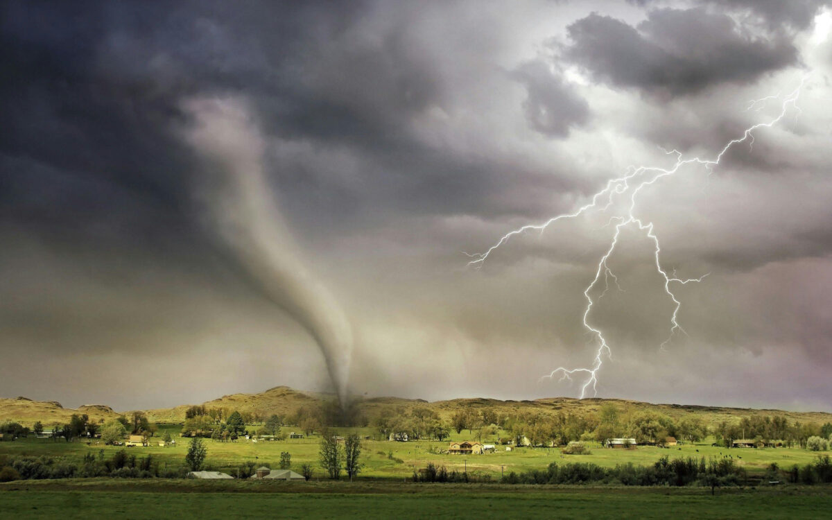 Baby levend in boom gevonden nadat tornado hem uit huis sleurt