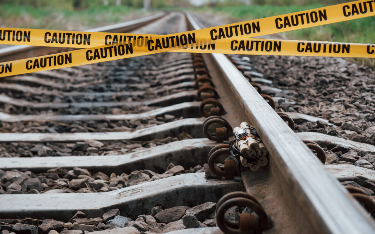 Auto blijkt geen trein, bestuurder rijdt zich klem op spoor bij Opperdoes